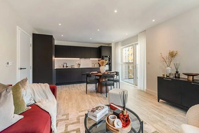 2 Bedroom Flat For Sale In Starling House, Kew Bridge Rise, TW8