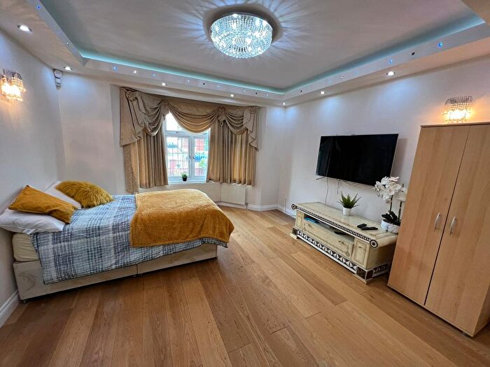 8 Bedroom Terraced House To Rent In Green Lane, Edgware, HA8