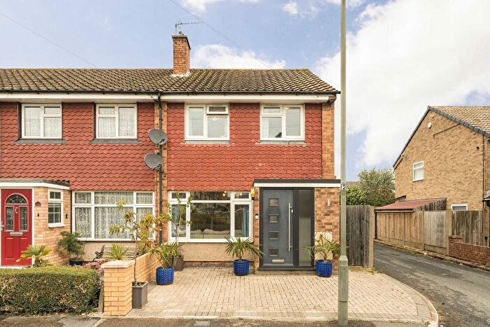3 Bedroom End Of Terrace House For Sale In Stroud Way, Ashford, TW15