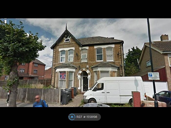 3 Bedroom Flat To Rent In Whitworth Road, London, SE25