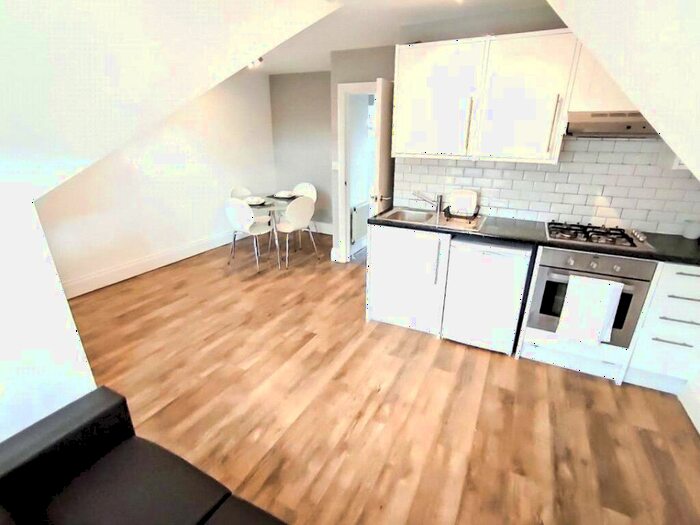 Apartment To Rent In Fairbridge Road, Archway, London, N19