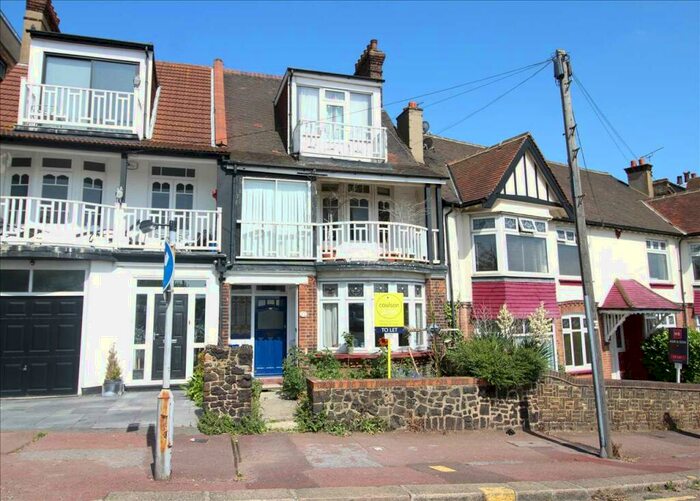 2 Bedroom Apartment To Rent In Woodfield Road, Leigh On Sea, SS9