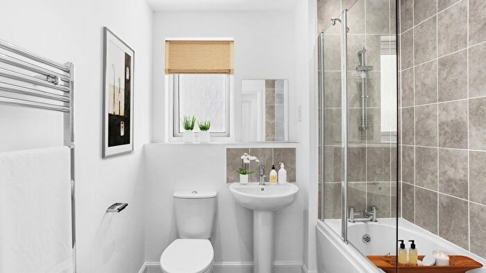 2 Bedroom Flat For Sale In Genome Close, Cambridge, CB3