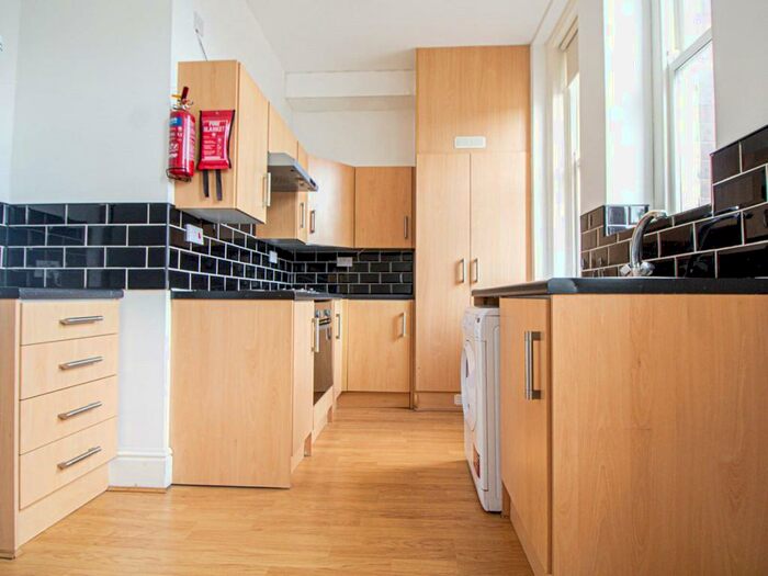 2 Bedroom Apartment To Rent In Hyde Terrace, Leeds, West Yorkshire, LS2