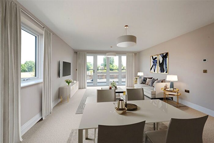 2 Bedroom Flat For Sale In Oaklands House, Littleworth Road, Esher, KT10