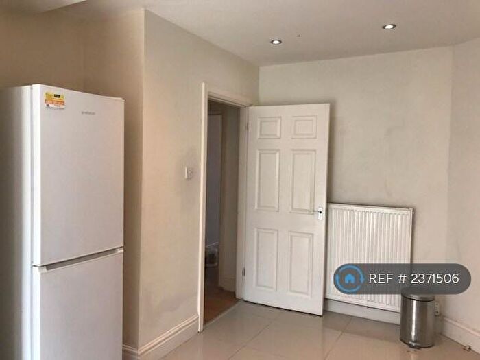 3 Bedroom Flat To Rent In St. George Court, Birmingham, B15