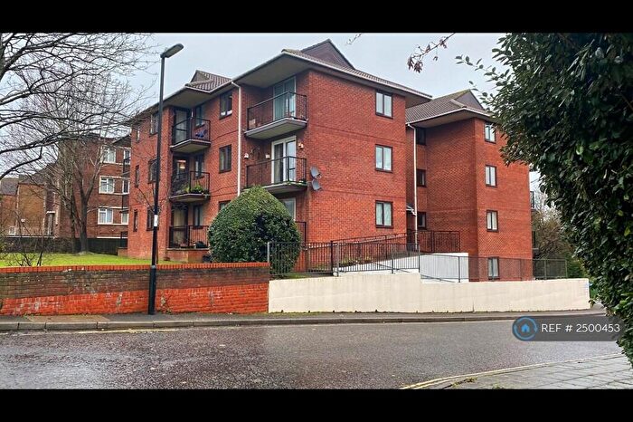 1 Bedroom Flat To Rent In West Hill Court, Southampton, SO15