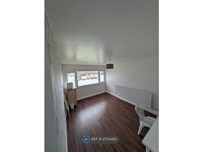 1 Bedroom Flat To Rent In Shawcross, Dewsbury, WF12