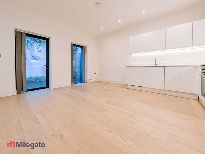 1 Bedroom Flat To Rent In Gallows Yard, Kingston Upon Thames, KT2