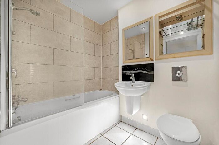 2 Bedroom Flat For Sale In Millharbour, Millwall, E14