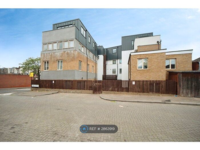 1 Bedroom Flat To Rent In Hanover House, London, SE18