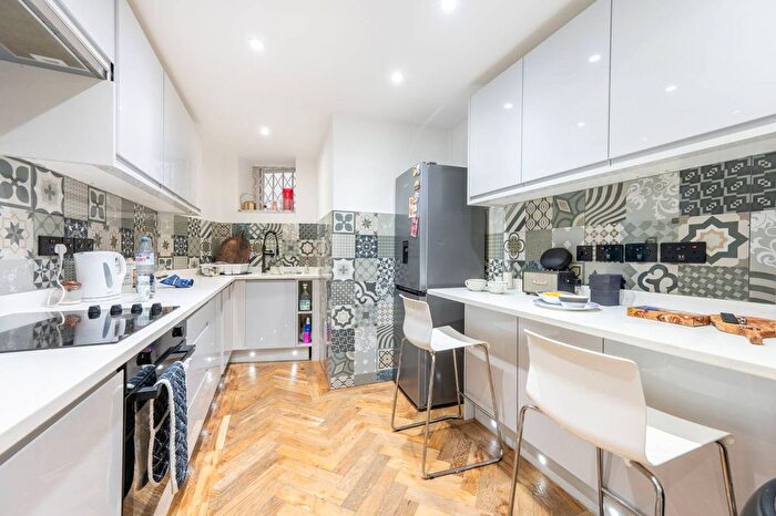 2 Bedroom Flat For Sale In Campden Hill Road, Kensington, London, W8