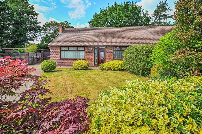 3 Bedroom Semi-Detached Bungalow For Sale In Rufford Place, Tyldesley, Manchester, M29