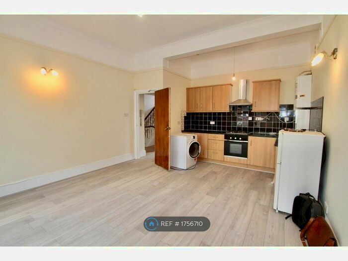 2 Bedroom Flat To Rent In Whitworth Road, London, SE25