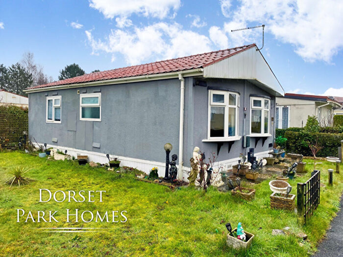 Park Home For Sale In Gladelands Park, Ringwood Road, Ferndown, Dorset, BH22
