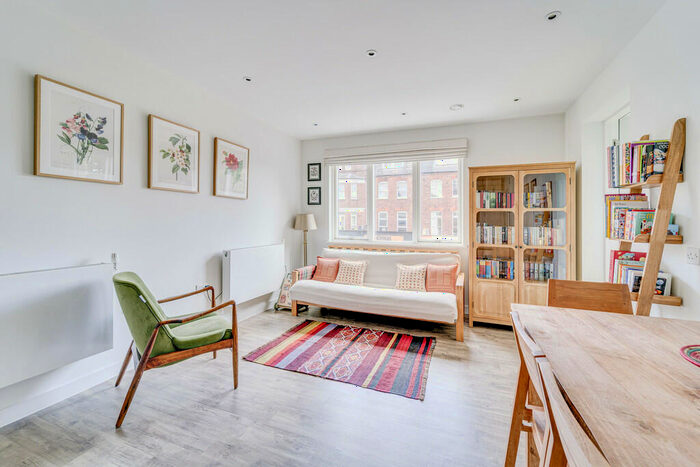2 Bedroom Apartment For Sale In Seven Sisters Road, Finsbury Park, London, N7