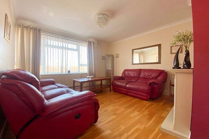 3 Bedroom Flat To Rent In Ronver Road, London, SE12