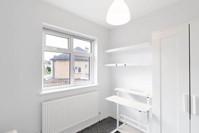 Semi Detached House To Rent In Room B, Somerset Close, New Malden, KT3