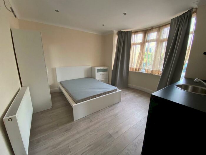 Studio To Rent In Room In Shared House, Ashcroft Road, Luton, LU2