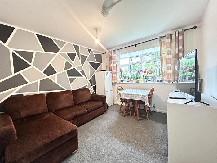 2 Bedroom Flat To Rent In Manor Parade, Hatfield, AL10