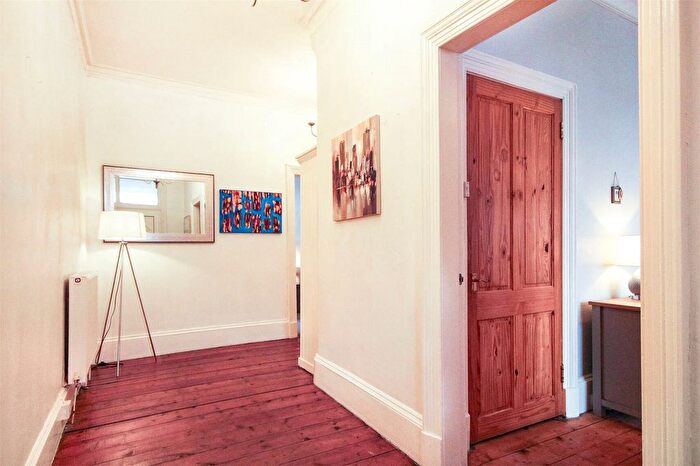 2 Bedroom Flat For Sale In Dryburgh Avenue, Rutherglen, Glasgow, South Lanarkshire, G73