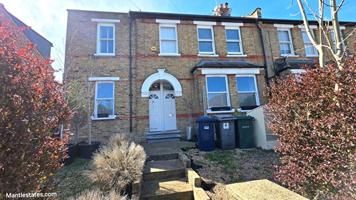 3 Bedroom Maisonette For Sale In Crescent Road, New Barnet, EN4