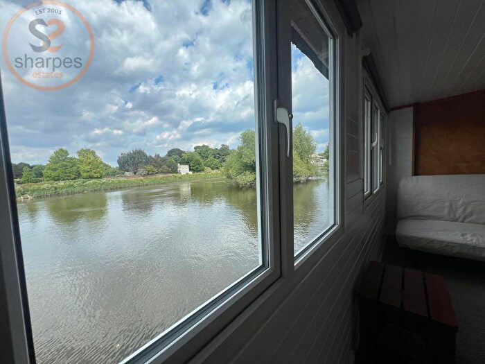 1 Bedroom Houseboat To Rent In Ducks Walk, Twickenham, Greater London, TW1
