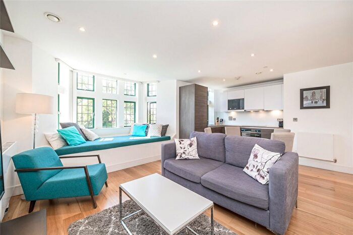 2 Bedroom Flat To Rent In Metropolitan Crescent, Crescent Lane, London, SW4