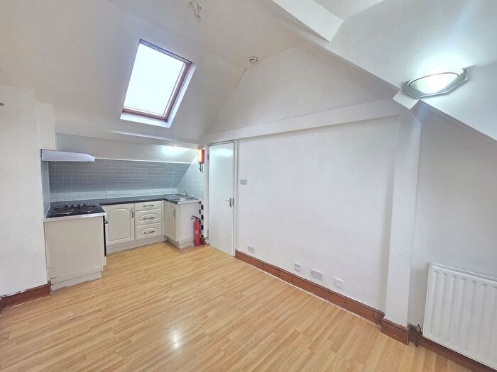 2 Bedroom Flat To Rent In Stockwell Road, London, SW9