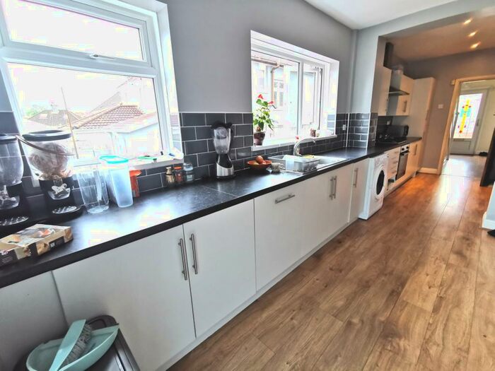 3 Bedroom House To Rent In Harlech Crescent, Sketty, SA2