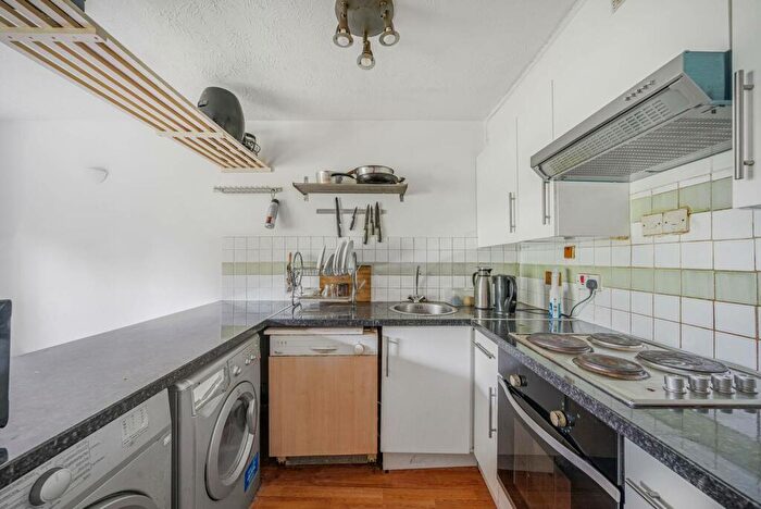 1 Bedroom Flat To Rent In Pavillion Way, Edgware, HA8