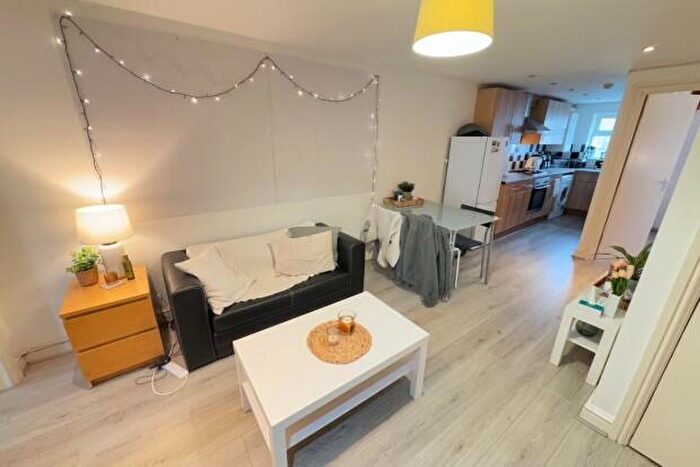 2 Bedroom Flat To Rent In Rhymney Street Cardiff, CF24