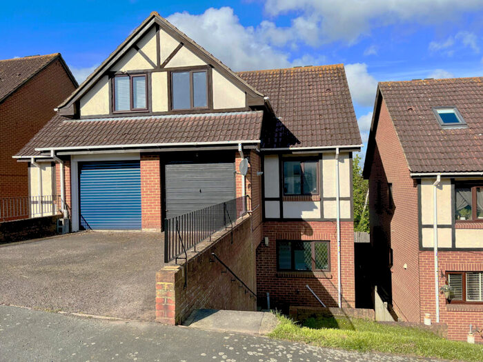 4 Bedroom Semi-Detached House For Sale In Beacon Drive, Bean, Kent, DA2