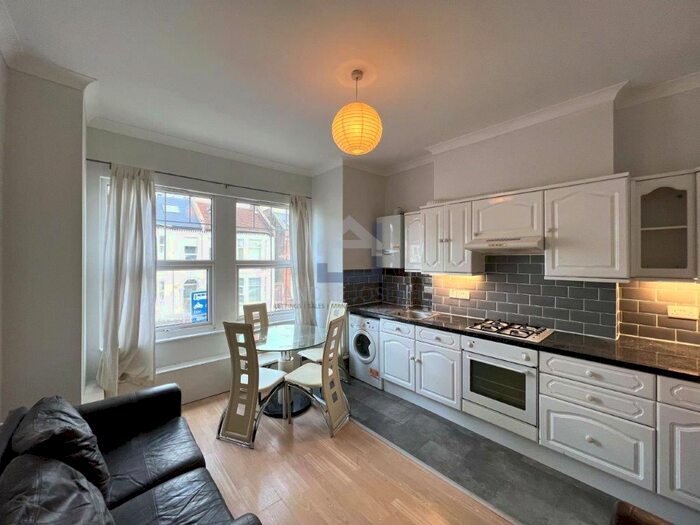 2 Bedroom Flat To Rent In Tooting Bec Road, Tooting Bec, SW17