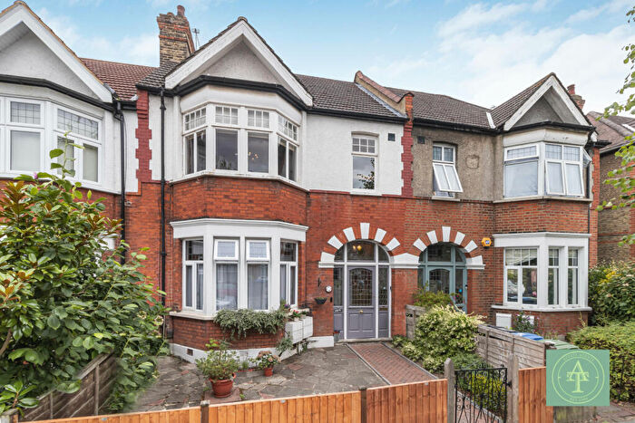 3 Bedroom Maisonette For Sale In Stonard Road, London, N13