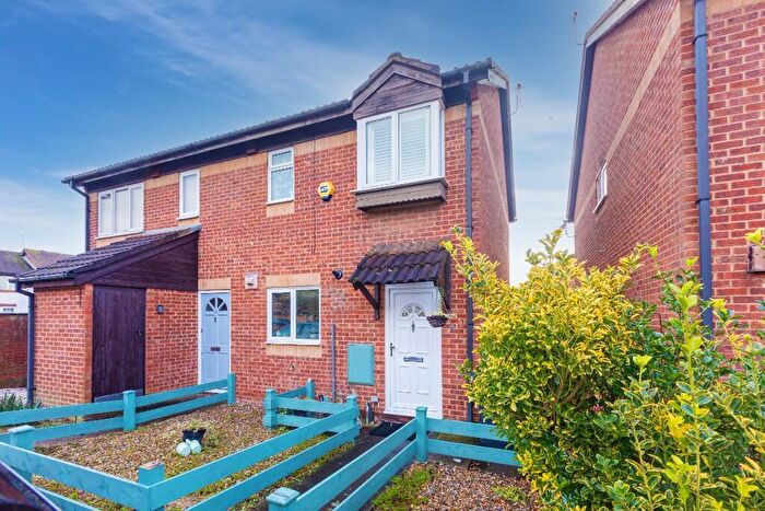 2 Bedroom Semi Detached House For Sale In Gladstone Way, Slough, SL1