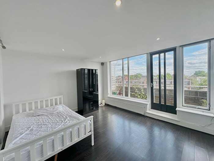 2 Bedroom Flat To Rent In Chesterton Square, London, W8