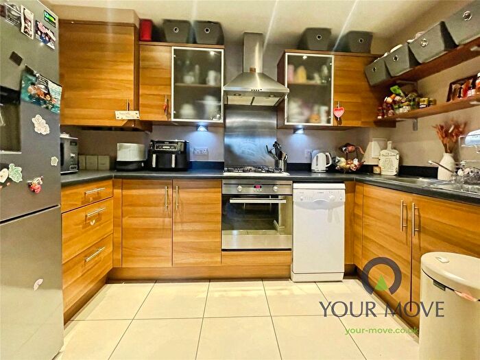 2 Bedroom Flat For Sale In Raven Close, Watford, Hertfordshire, WD18