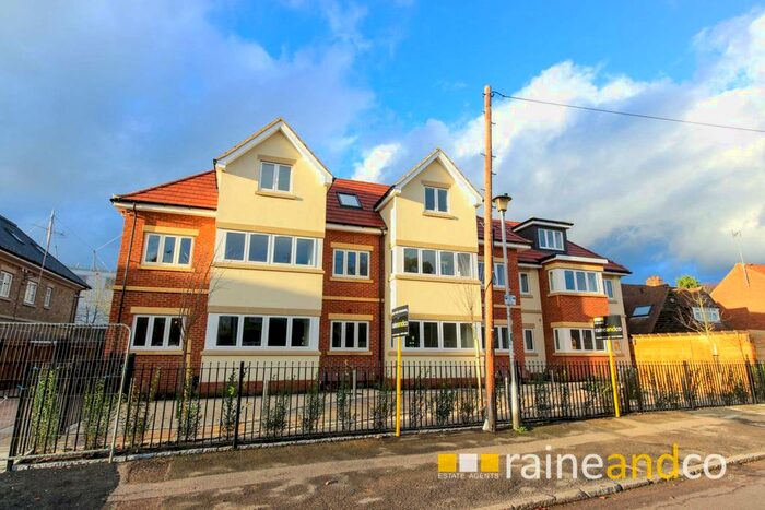 2 Bedroom Flat To Rent In Roe Green Lane, Hatfield, AL10