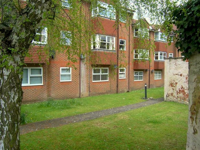1 Bedroom Flat To Rent In Phoenix Court, Elms Road, Aldershot, GU11