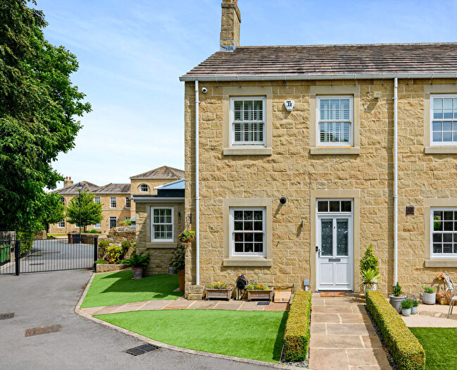 2 Bedroom End Of Terrace House For Sale In The Avenue, Harewood, Leeds, LS17