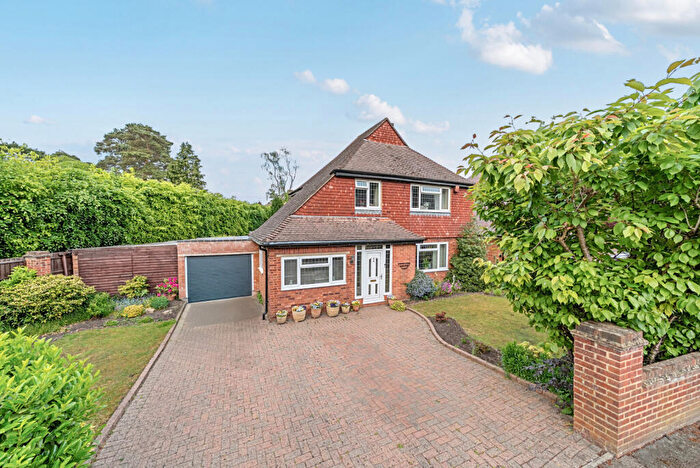 4 Bedroom Detached House For Sale In Hamilton Avenue, Pyrford, GU22