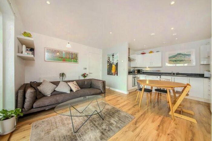 2 Bedroom Flat To Rent In Dunn Street, London, E8