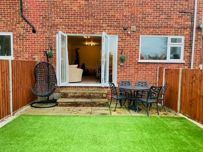 2 Bedroom Maisonette To Rent In Bells Hill, Barnet EN5