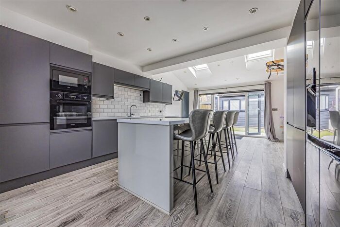3 Bedroom End Of Terrace House For Sale In Spinney Close, Waterlooville, PO8