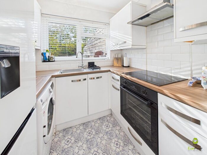 2 Bedroom Ground Maisonette For Sale In Eversley Avenue, Bexleyheath, Kent, DA7