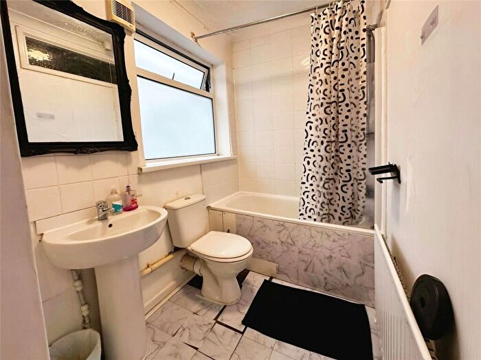 5 Bedroom House To Rent In Milton Road, Southampton, Hampshire, SO15