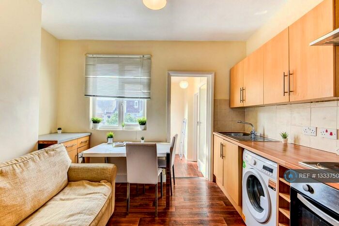 3 Bedroom Maisonette To Rent In Totland Road, Brighton, BN2