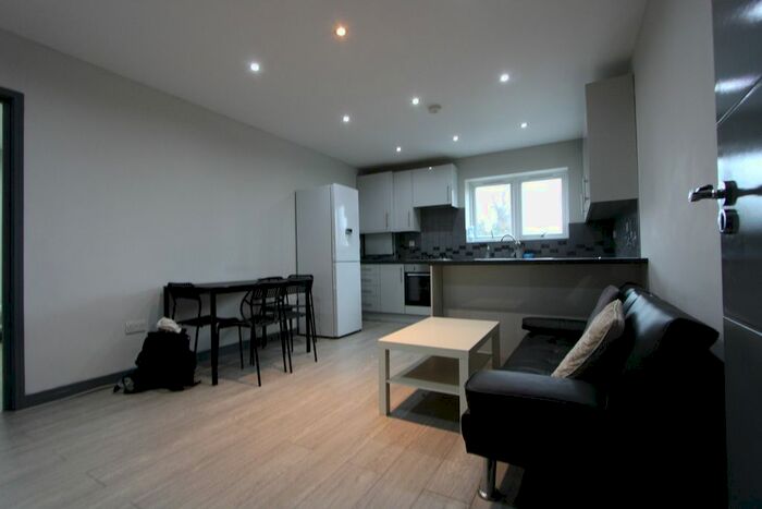 2 Bedroom Flat To Rent In Langley Park Road, Sutton, SM2