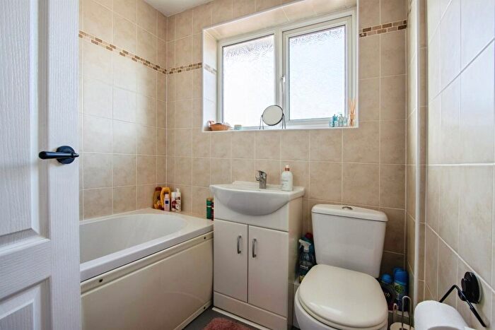 3 Bedroom Terraced House For Sale In Gray Court, Leeds, LS15
